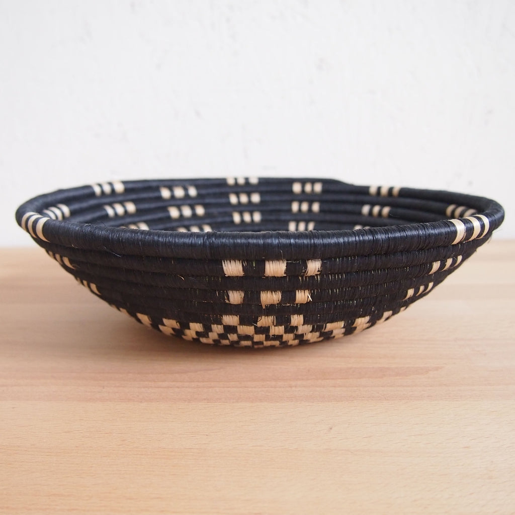 Shop Stacy Garcia_Accessories_Bowls_Black and Beige Patterned Woven Bowl_Side view